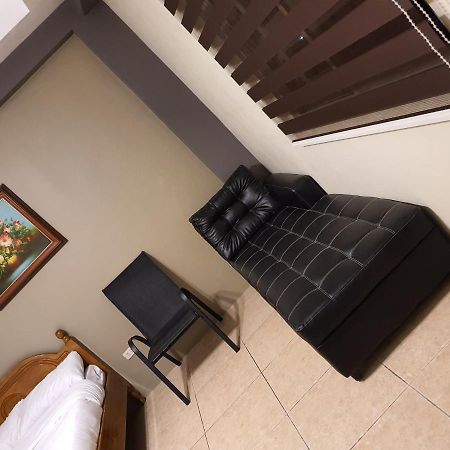 2428 Suites Urdaneta ภายนอก รูปภาพ