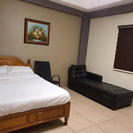2428 Suites Urdaneta ภายนอก รูปภาพ