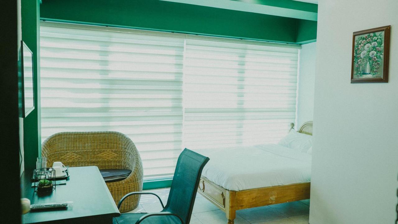 2428 Suites Urdaneta ภายนอก รูปภาพ