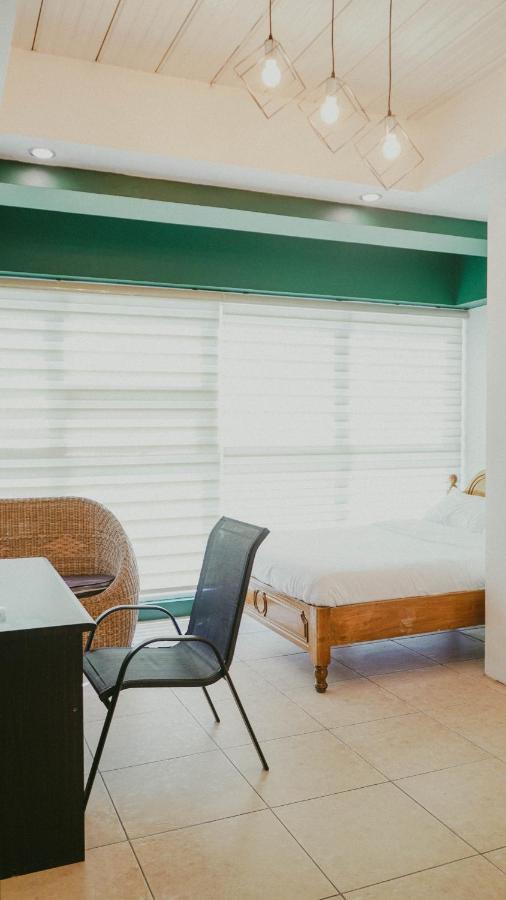 2428 Suites Urdaneta ภายนอก รูปภาพ