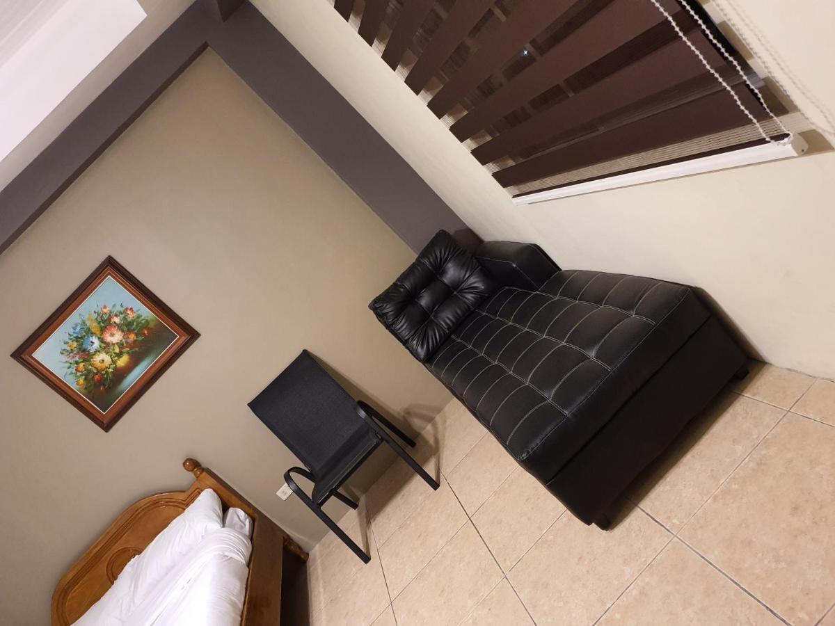 2428 Suites Urdaneta ภายนอก รูปภาพ