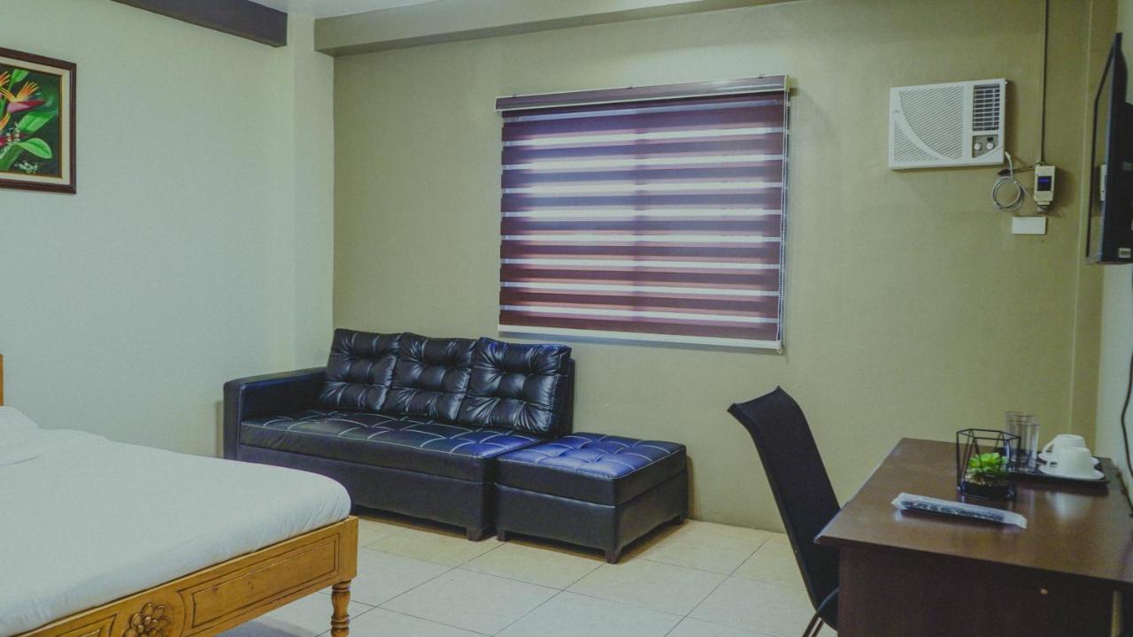 2428 Suites Urdaneta ภายนอก รูปภาพ