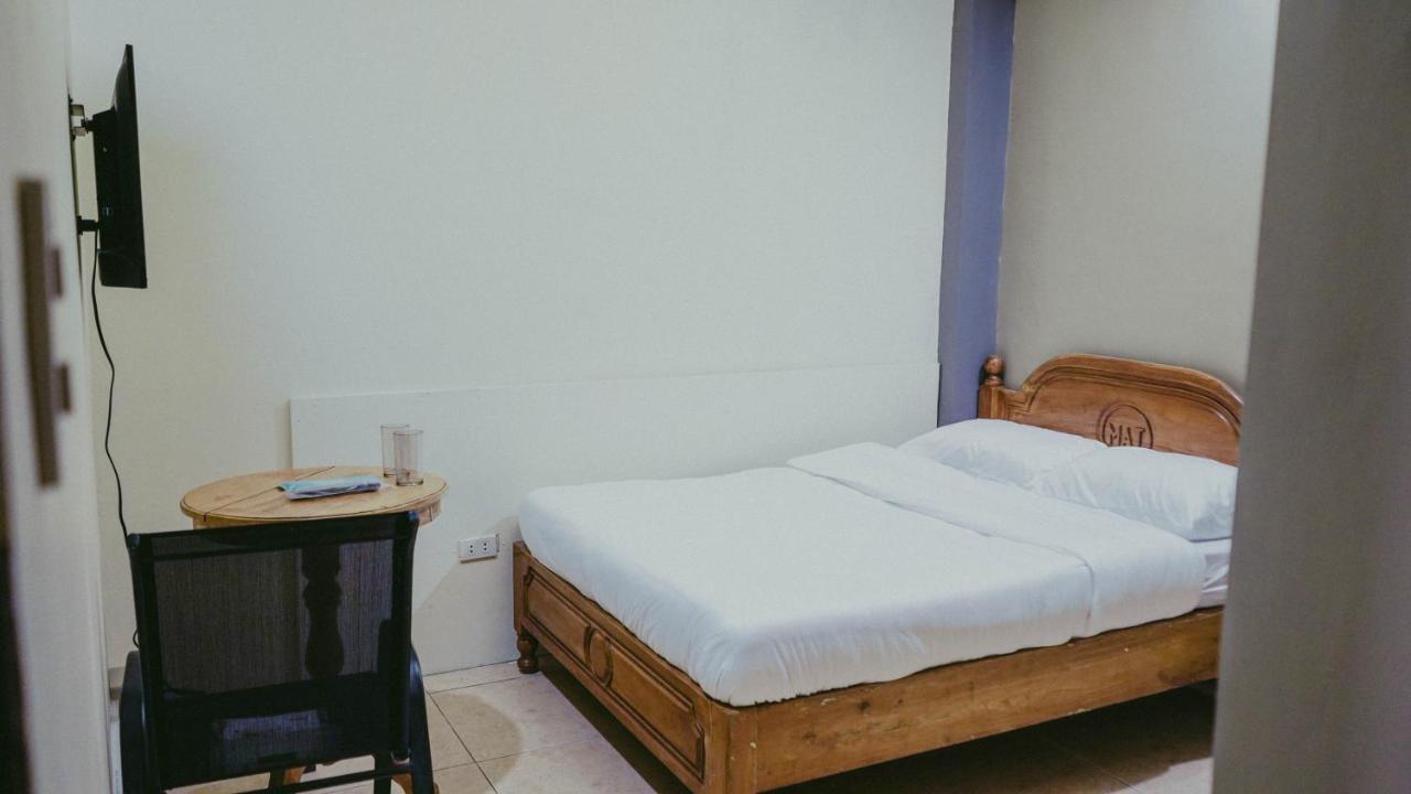 2428 Suites Urdaneta ภายนอก รูปภาพ