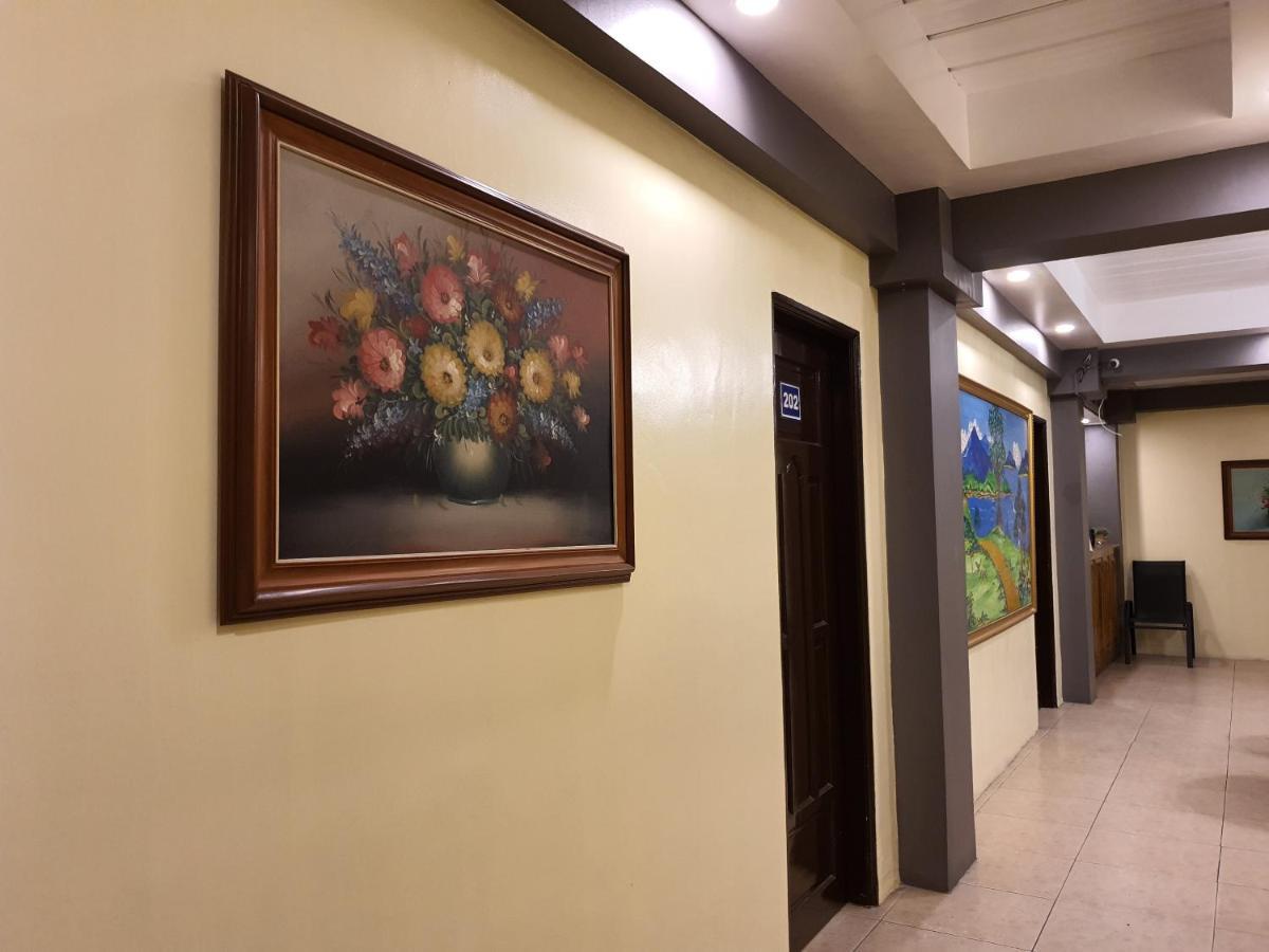 2428 Suites Urdaneta ภายนอก รูปภาพ