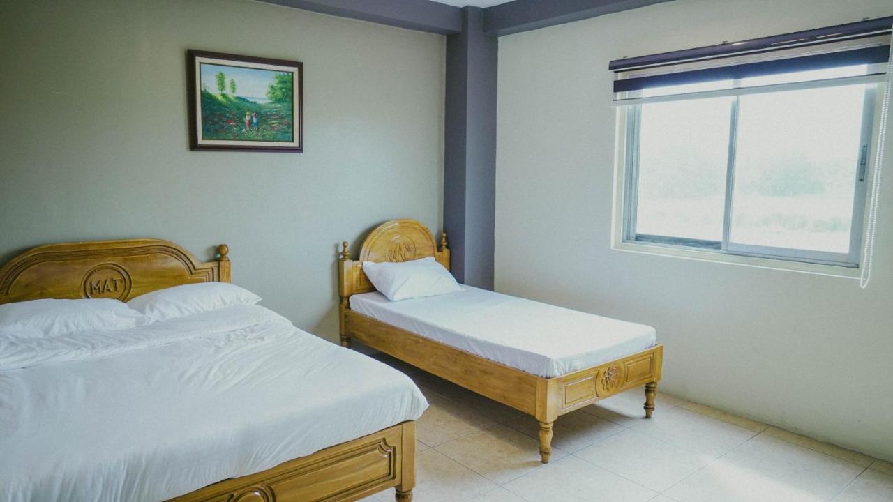 2428 Suites Urdaneta ภายนอก รูปภาพ